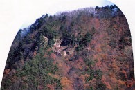 大姥山と洞窟（大穴）の遠景